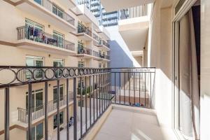 un balcone vuoto di un condominio di Cozy spacious Luxury Studio a Dubai