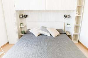 Belvedere - Terrazza panoramica في بوسا: غرفة نوم عليها سرير ووسادتين
