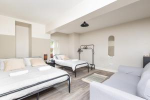 Un pat sau paturi într-o cameră la Manygates Contractor Retreat - Near Wakefield Centre, Off Road Parking, High Speed Wi-Fi, Self Check-in