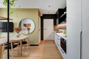 Kuchyň nebo kuchyňský kout v ubytování Luxury Aura 40 - 4 by Grand Apartments