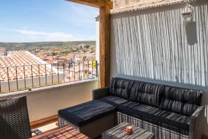 un divano su un balcone con vista di Belvedere - Terrazza panoramica a Bosa