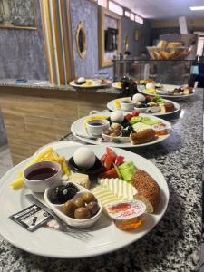 Ersoy İkiz Otel في أنطاليا: بوفيه مع عدة أطباق من الطعام على منضدة