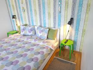 Un pequeño dormitorio con una cama y una mesa verde. en Dream Studio Petrosani, en Petroşani