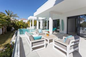 Бассейн в Villa Calima · 5 bedrooms with private pool · 100m from the beach или поблизости