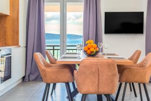 comedor con mesa y sillas con vistas en Beach Apartments Croatia, en Duće