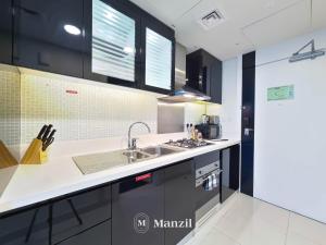 Kuchyň nebo kuchyňský kout v ubytování Manzil - Exquisite Studio Near Downtown Dubai with large balcony and Dubai Canal