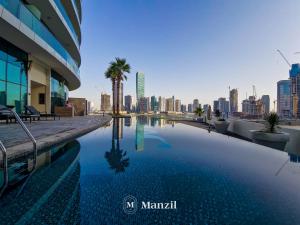 Bazén v ubytování Manzil - Exquisite Studio Near Downtown Dubai with large balcony and Dubai Canal nebo v jeho okolí