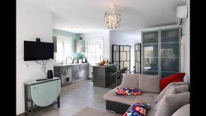 a living room with a couch and a kitchen at FREDOV in Benalmádena