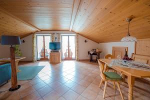 uma sala de estar com tecto em madeira em Ferienwohnung Berghof em Wallgau