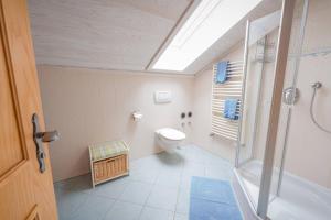 Ένα μπάνιο στο Ferienwohnung Berghof +26 φωτογραφίες