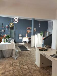 een kamer met een tafel en een keuken met blauwe muren bij Rooms and Breakfast da Carla in Sestri Levante