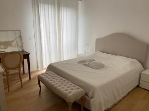 Schlafzimmer mit einem Bett, einem Schreibtisch und einem Stuhl in der Unterkunft Cairoli in Riccione
