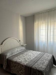 Postel nebo postele na pokoji v ubytování Amplio apartamento en el centro de Portonovo