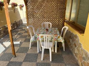ヴィッラシミーウスにあるAppartamento Nassia 1 By La Via Del Mare Viaggi e Vacanzeのパティオ(テーブル、椅子付)