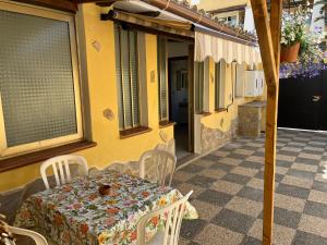 ヴィッラシミーウスにあるAppartamento Nassia 1 By La Via Del Mare Viaggi e Vacanzeの家の外にテーブルと椅子