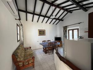 ヴィッラシミーウスにあるAppartamento Nassia 1 By La Via Del Mare Viaggi e Vacanzeのテーブルと椅子のあるキッチンとダイニングルーム +10枚の写真