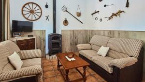 ein Wohnzimmer mit zwei Sofas und einem Tisch in der Unterkunft Chalet El Cancelín Conil de la Frontera by Ruralidays in Conil de la Frontera
