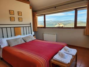 オヨス・デル・エスピーノにあるEl Torreón Iの山々の景色を望むベッドルーム1室(大型ベッド1台付)