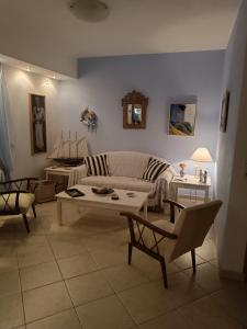 een woonkamer met een bank en een tafel bij Alpha apartment, Ireon Samos in Iraion
