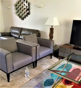 ein Wohnzimmer mit einem Sofa und einem TV in der Unterkunft La Manga Club Townhouse in Cartagena