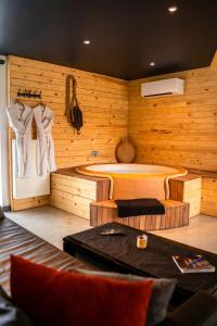 um quarto com uma cama num quarto de madeira em L'Antre d'Eux - Suite avec sauna et jacuzzi 