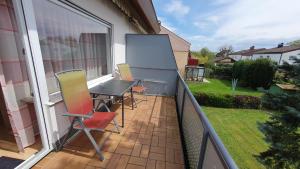 balcone con tavolo e sedie. di Ferienwohnung Schöne Aussicht a Langenargen