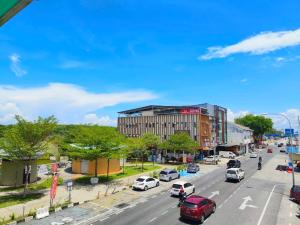 una concurrida calle de la ciudad con coches en la carretera en Riverbank Kuantan by Glex, en Kuantan