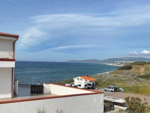 Una vista del océano desde una casa en Dimora Pina sul mare, en Codaruina