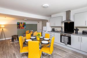 a kitchen and dining room with a table and chairs at Manygates Contractor Retreat - Near Wakefield Centre, Off Road Parking, High Speed Wi-Fi, Self Check-in in Wakefield