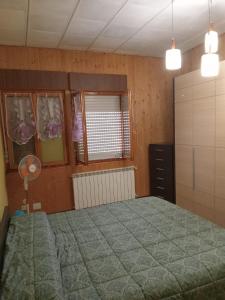 Un dormitorio con una cama grande y una ventana en Casa Dirindo, en Carrodano Inferiore