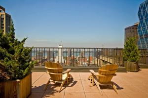 - deux chaises sur un balcon avec vue sur la ville dans l'établissement Midtown 1BR w Gym Doorman nr Central Park NYC-510, à New York