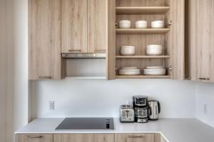 Una cocina o kitchenette en Clinton Hill 2br w gym pool wd nr Barclays NYC-1026