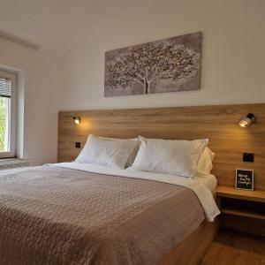 um quarto com uma cama grande e uma cabeceira em madeira em Apartment Roosevelt em Belgrado