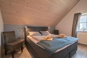 a bedroom with a bed with towels on it at Ferienhaus Hafenresidenz in Greetsiel