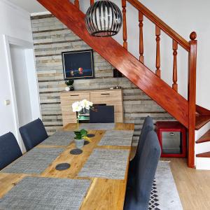 ein Esszimmer mit einem Holztisch mit Stühlen in der Unterkunft Apartment Roosevelt in Belgrad