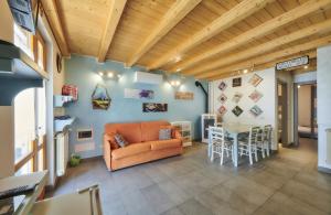 sala de estar con sofá naranja y mesa en Sunset app en Perledo