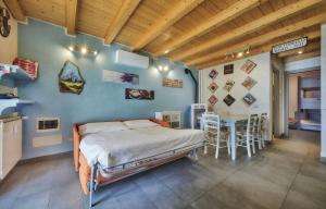 1 dormitorio con 1 cama y 1 mesa con sillas en Sunset app en Perledo
