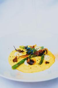 un piatto di cibo su un piatto bianco di Art Hotel Riposo ad Ascona