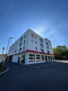 a large white building with a lot of windows at Smart & Stay Aparthotel Saarbrücken Süd - Self-Check-In - Free Parking in Saarbrücken