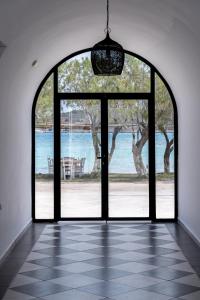 una puerta abierta con vistas al agua en Eden Kythira en Dhiakofti