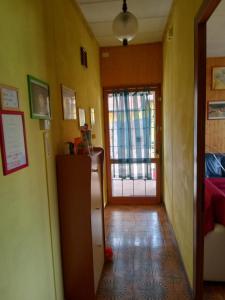 einen Flur mit einer Tür, die zu einem Zimmer führt in der Unterkunft Casa Dirindo in Carrodano Inferiore