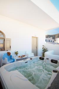 Photo de la galerie de l'établissement Villa Dina with private Juccuzi, à Perissa 18 autres photos