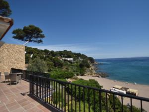 Elle comprend un balcon offrant une vue sur l'océan. dans l'établissement Catalonia, à Begur