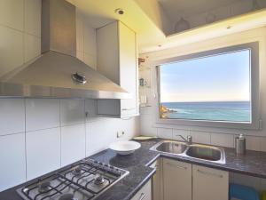 une cuisine avec vue sur l'océan depuis une fenêtre dans l'établissement Catalonia, à Begur