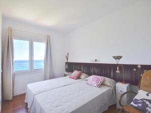 - une chambre avec un lit et une grande fenêtre dans l'établissement Catalonia, à Begur