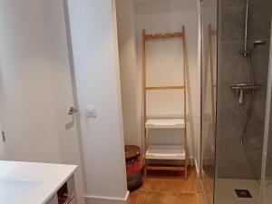 ベグールにあるCataloniaのバスルーム(シャワー、洗面台、トイレ付)