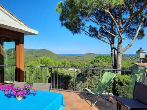a patio with a table and chairs and a tree at Dalí in Begur