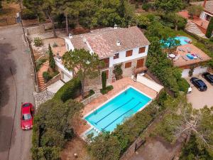 an overhead view of a house with a swimming pool at Dalí in Begur