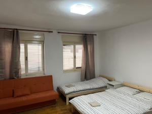 Postel nebo postele na pokoji v ubytování Sremski Karlovci Center Homestay