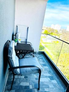 balcone con sedia, tavolo e finestra di Jolie Studios & Apartments a Eforie Nord